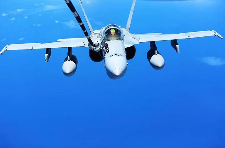 Tầm bay tác chiến của tiêm kích F/A-18C có thể nới dài hơn nữa nếu được tiếp nhiên liệu.