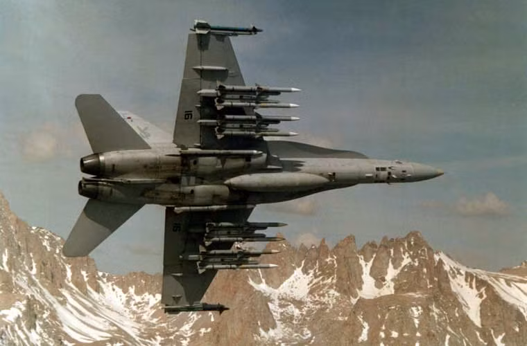 Tiêm kích hạm F/A-18C có khả năng mang tới 6,2 tấn vũ khí trên 9 giá treo gồm: 2 giá đầu mút cánh (dùng cho tên lửa không đối không); 4 giá dưới cánh và 3 giá trên thân máy bay.