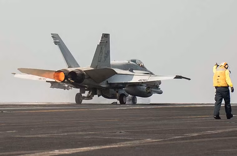 F/A-18C Hornet là thế hệ 2 của dòng tiêm kích hạm đa năng F/A-18 Hornet được Mỹ thiết kế cho các tàu sân bay hạt nhân của hải quân nước này. So với đời đầu F/A-18A/B, F/A-18C được nâng cấp nhiều về hệ thống điện tử, radar cho phép mang vũ khí mới, cải thiện khả năng phòng thủ chống tên lửa trên không.