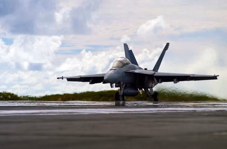 Đây được xem là lần đầu tiên máy bay chiến đấu Mỹ hạ cánh xuống Đài Loan kể từ năm 1980. Báo chí Đài Loan nghi ngờ hành động này là phản ứng của Washington đến một cuộc tập trận chưa từng có của Bắc Kinh ở vùng biển phía tây Thái Bình Dương, đông Đài Loan.