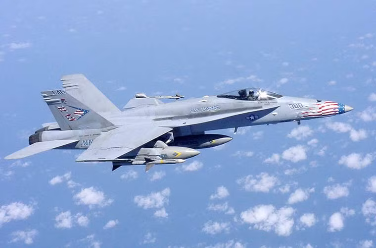 F/A-18C có thể đạt tầm hoạt động trong chiến đấu lên đến 2.000km và thậm chí là 2.844km với 3 thùng xăng phụ.