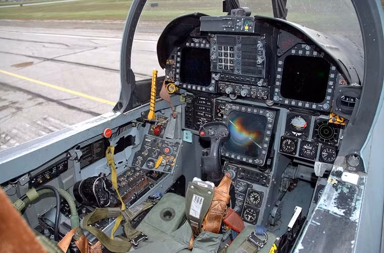 Thế hệ F/A-18C được trang bị radar điều khiển hỏa lực AN/APG-73 được tích hợp radar khẩu độ tổng hợp, thiết bị hoa tiêu hồng ngoại, thiết bị ngắm hồng ngoại, buồng lái được hiện đại hóa với màn hình màu đa năng... Trong ảnh là buồng lái khá tiện nghi của thế hệ tiêm kích hạm F/A-18C được ra đời từ cuối những năm 1980.