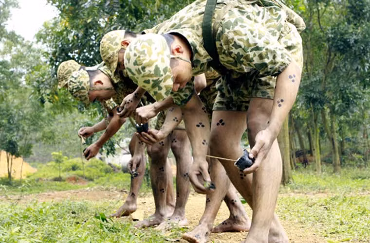 Chiến sĩ đặc công Việt Nam đang tự hóa trang trước khi làm nhiệm vụ huấn luyện. Việc hoá trang sẽ giúp cho các chiến sĩ có thể ẩn náu một cách kín đáo, dễ dàng luồn sâu vào căn cứ, đánh chiếm gây bất ngờ cho kẻ địch.