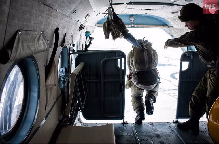 Bộ đội đổ bộ đường không Nga luyện tập nhảy dù từ trực thăng Mi-17.