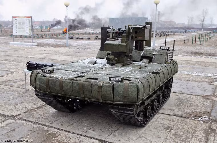 Đây có lẽ là bức ảnh vũ khí ấn tượng nhất tuần – robot chiến đấu MRK-002-BG-57 của Quân đội Nga được giới thiệu tại thao trường sư đoàn ODON. Chú robot này nhìn như một chiếc xe tăng với khung bệ bánh xích, lắp trạm vũ khí tự động trang bị súng máy cùng các khí tài quan sát.