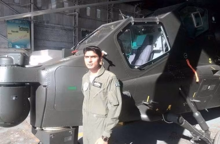 Hình ảnh được cho là phi công Không quân Pakistan đang đứng cạnh trực thăng tấn công WZ-10 do Trung Quốc sản xuất. Điều này đồng nghĩa với việc, có khả năng Pakistan đã trở thành nước đầu tiên sau Trung Quốc sở hữu trực thăng WZ-10. Đáng lưu ý, thương vụ này chưa được công bố từ trước đó.