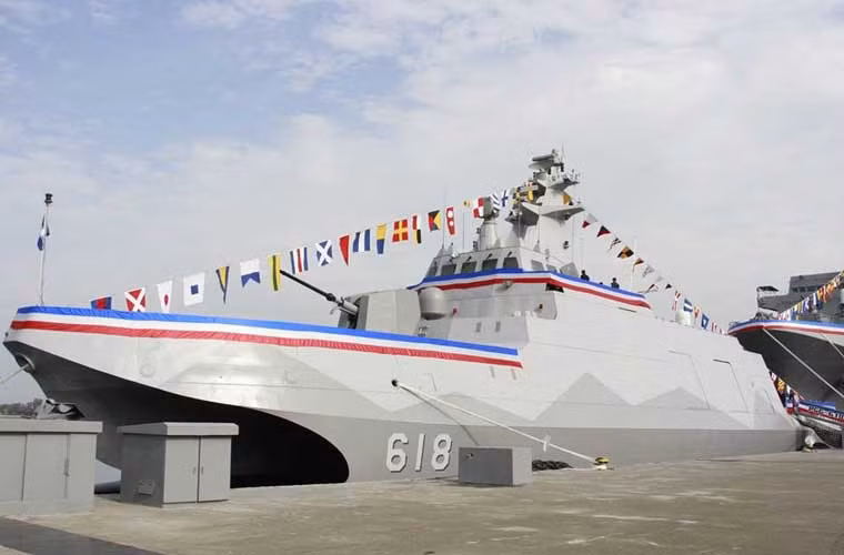 Hình ảnh tàu chiến tên lửa tàng hình Đà Giang (616) trong lễ biên chế chính thức vào Hải quân Đài Loan. Đây được giới truyền thông Đài Loan gọi là “sát thủ tàu sân bay” khi được trang bị đến 16 tên lửa diệt hạm Hùng Phong 2 và Hùng Phong 3. Trong đó, loại Hùng Phong 3 có thể đạt tốc độ siêu âm, rất khó đánh chặn.