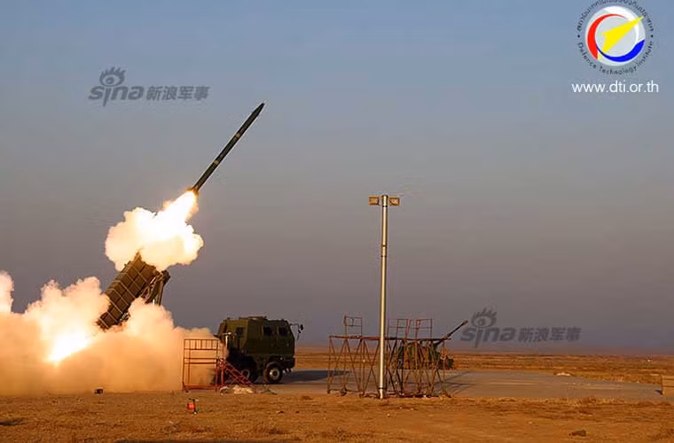 Một trong những hình ảnh quân sự ấn tượng nhất ở Đông Nam Á trong tuần qua – Thái Lan bắn thử nghiệm pháo phản lực DTI-1G có tầm phóng lên tới 150km. Điều đặc biệt, loại pháo này do Thái Lan chế tạo dựa theo mẫu pháo phản lực WS-32 của Trung Quốc. Nó được tích hợp một số công nghệ mới đem lại độ chính xác rất cao.