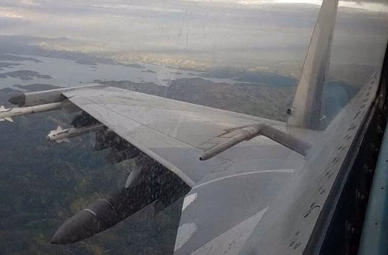 Bức ảnh đáng chú ý chụp cánh treo đầy tên lửa của một chiếc tiêm kích Su-30MK2 Không quân Venezuela. Có thể nhận ra, cánh Su-30MK2 đang mang 2 đạn tên lửa không đối không R-73E và một đạn diệt hạm Kh-31A.