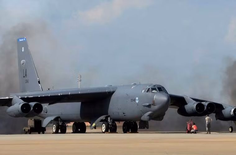 Bức ảnh quân sự ấn tượng tuần – 4 cặp động cơ máy bay ném bom chiến lược B-52 của Không quân Mỹ xả khói đen mù mịt trên mặt đất. Để nâng con quái vật 220 tấn này lên bầu trời, nhà sản xuất Boeing đã phải trang bị cho nó 8 động cơ TF33-P-3/103 (công suất 76kN/chiếc) bố trí thành 4 cặp trên cánh. Ở đầu cánh phải bố trí thêm các càng bánh đáp để cân bằng máy bay.