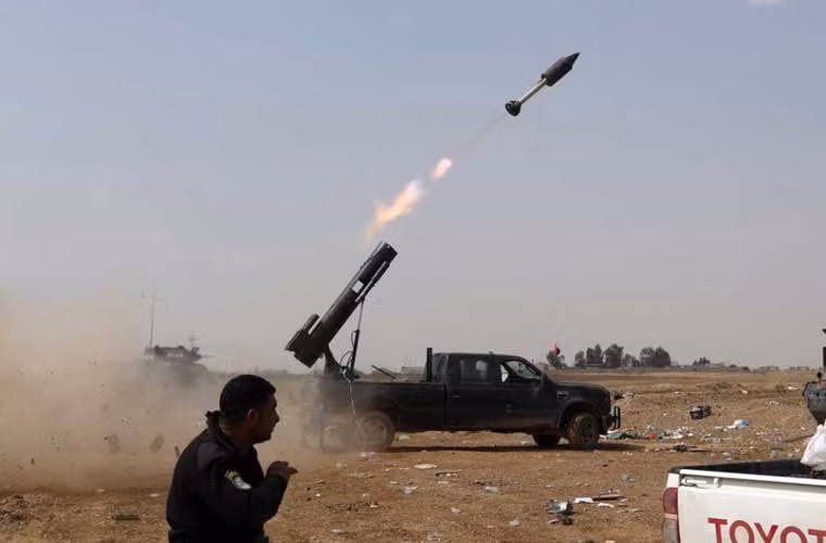 Lực lượng dân quân Iraq phóng đạn rocket tự chế tấn công mục tiêu quân IS ở thành phố Tikrit, cách Baghdad 130km.
