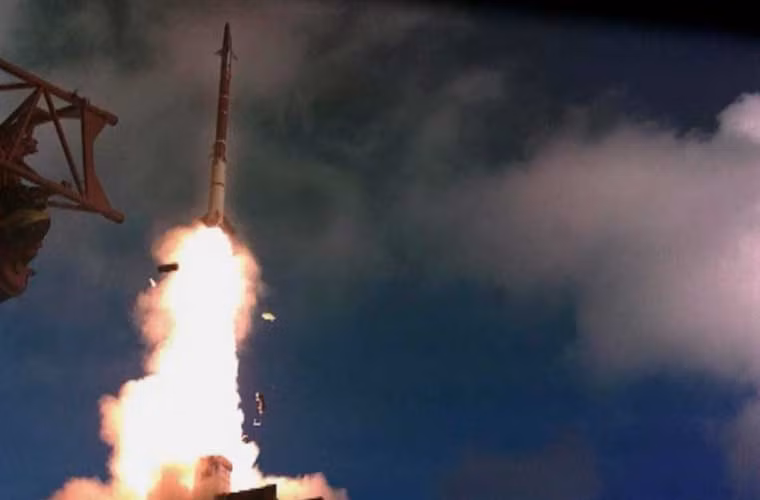 Khoảnh khắc đạn tên lửa của hệ thống phòng thủ tên lửa David Sling do Israel phát triển rời bệ phóng. Cuộc bắn thử được thực hiện thành công cách đây vài ngày. Hệ thống David Sling được cho là có khả năng đánh chặn các hệ thống tên lửa đạn đạo ở tầm xa đến 300km, độ cao 50-75km.