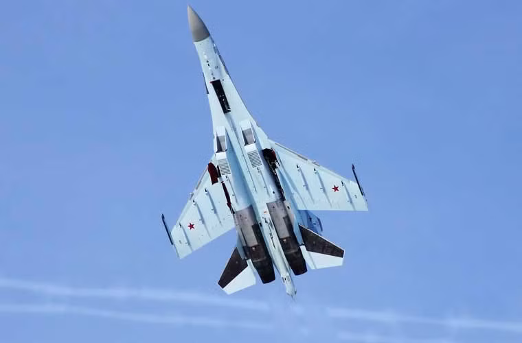 Hình ảnh đẹp tiêm kích đa năng Su-35S đang thực hiện động tác thao diễn chuẩn bị cho cuộc bay trong lễ duyệt binh kỷ niệm chiến thắng phát xít.