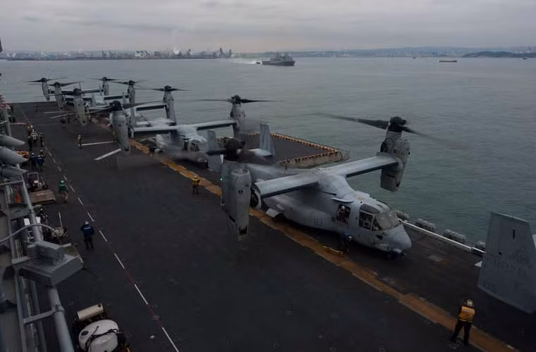 5 máy bay MV-22 Osprey của Phi đội VMM 262 chuẩn bị cất cánh từ boong tàu đổ bộ USS Bonhomme Richard (LHD-6) đang hoạt động trên vùng biển Hàn Quốc, hôm 2/4.