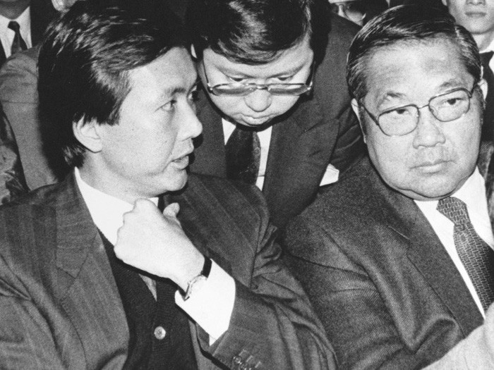 Tỷ phú giàu nhất tại Singapore là anh em Robert và Philip Ng, với tổng tài sản 12,1 tỷ USD. Họ là người điều hành Far East Organization, hãng bất động sản chưa niêm yết lớn nhất tại Singapore. Công ty này được thành lập vào năm 1934 bởi cha của họ - Ng Teng Fong.