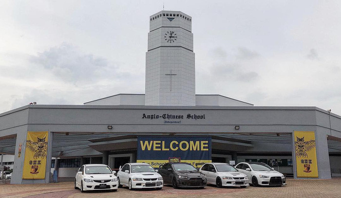 Nếu không du học Mỹ hoặc Anh, con nhà giàu Singapore thường theo học tại các trường tư đắt đỏ. Một trong số đó là Anglo-Chinese School, được thành lập vào năm 1886 và có học phí thấp nhất 3.250 USD cho người Singapore và lên tới 22.000 USD/năm cho học sinh nước ngoài. Ngôi trường này nổi tiếng với các cựu học sinh là lãnh đạo, doanh nhân và vận động viên hàng đầu Singapore.