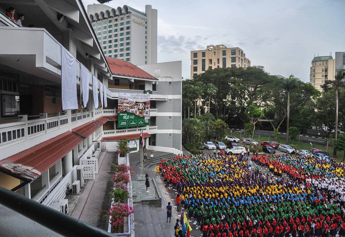 Một trường tư lâu đời và nổi tiếng khác tại Singapore là Raffles Institution, được thành lập vào năm 1823. Hoc phí của trường này là khoảng 2.700 USD/năm đối với cư dân Singapore và khoảng 18.700 USD cho học sinh nước ngoài.