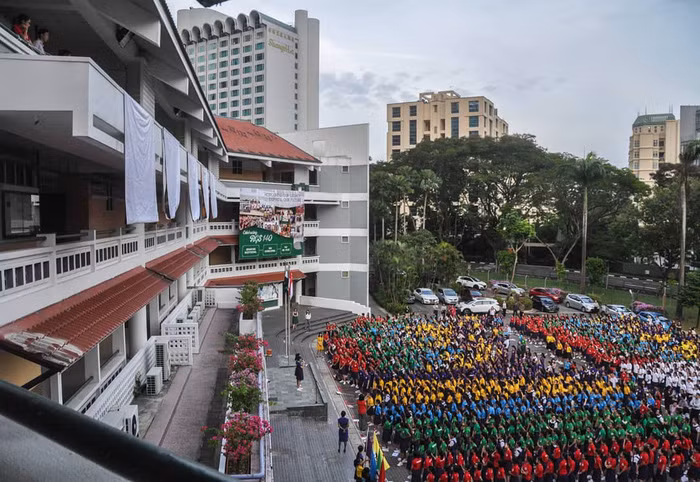 Một trường tư lâu đời và nổi tiếng khác tại Singapore là Raffles Institution, được thành lập vào năm 1823. Hoc phí của trường này là khoảng 2.700 USD/năm đối với cư dân Singapore và khoảng 18.700 USD cho học sinh nước ngoài.