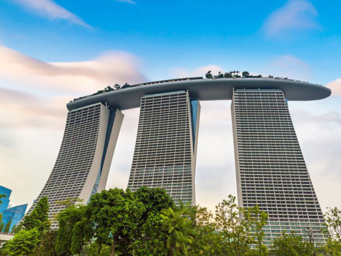 Cut by Wolfgang Puck nằm trong toà nhà Marina Bay Sands - một trong những biểu tượng của Singapore, có một khách sạn, sòng bạc, trung tâm mua sắm.