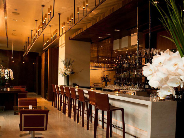 Tại các nhà hàng xa xỉ Cut by Wolfgang Puck có thể dễ dàng bắt gặp một hay hai tỷ phú. Nhà hàng này phục vụ các món như thịt bò Wagyu Nhật Bản, bít tết bò Tartare, lưỡi bê, trứng cá và tôm hùm Maine.