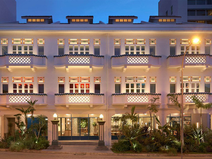 Giới giàu tại quốc đảo Sư Tử cũng thường lui tới các câu lạc bộ độc quyền như Straits Clan. Phí gia nhập Straits Clan là khoảng 3.400 USD/năm. Tại đây có các quán bar, nhà hàng, không gian làm việc, trung tâm thể thao và tổ chức sự kiện.