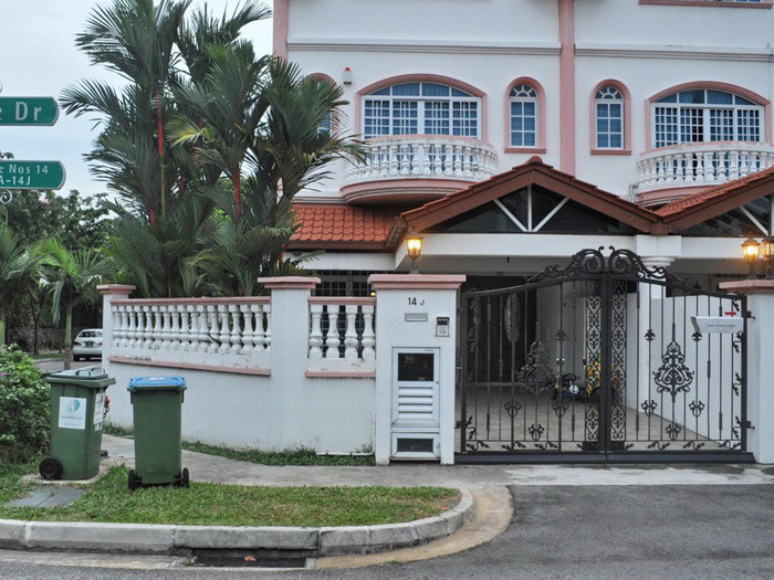 Tại Singapore, người giàu Singapore không chỉ sở hữu những căn hộ, mà còn nắm giữ nhiều lô đất - thứ khan hiếm tại quốc đảo nhỏ này. Sở hữu đất là "biểu tượng của sự giàu có" tại Singapore, Christine Li, giám đốc cấp cao tại Cushman &amp; Wakefield Inc. Singapore cho biết. "Trong 5 thập kỷ qua, giá đất tại đây đã tăng đáng kể, giúp tài sản của giới giàu và các thế hệ sau của họ tăng mạnh".