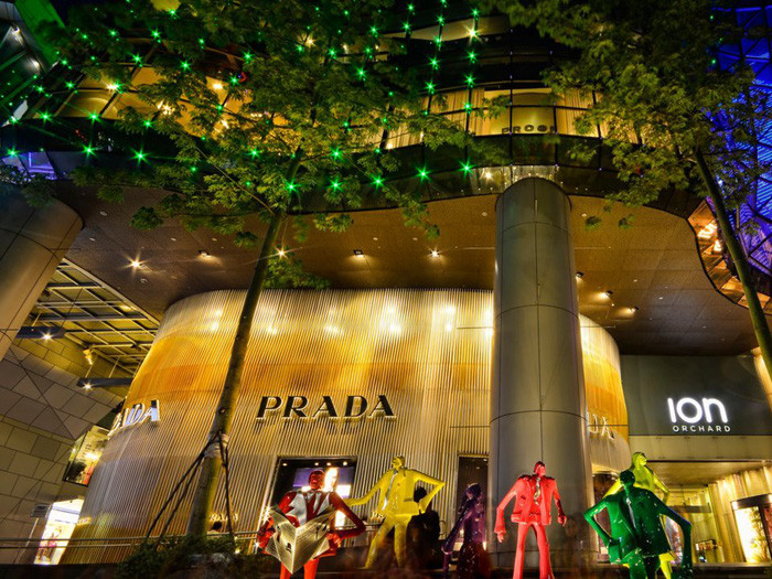 ...với những cửa hàng cao cấp như Prada và Cartier ...