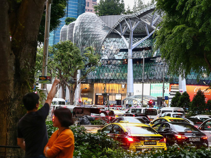 ...hay trung tâm mua sắm đậm chất tương lai Ion Orchard.