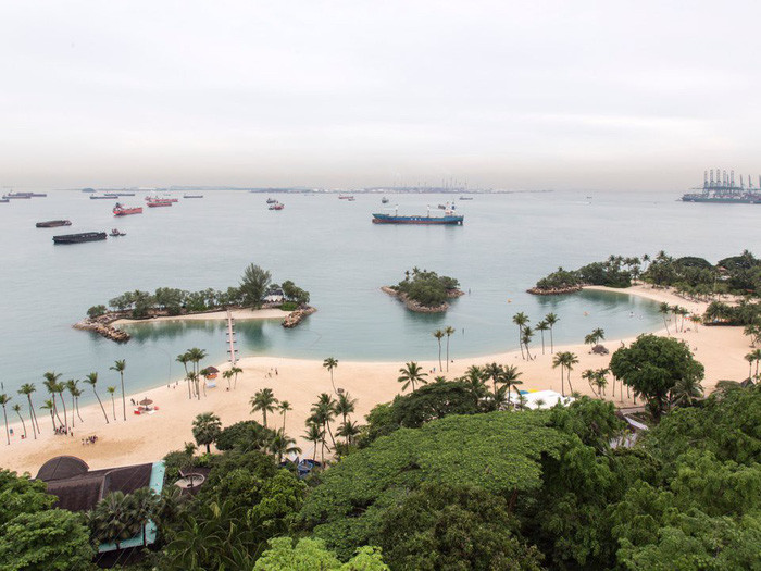 Hòn đảo Sentosa Island sở hữu những bãi biển thuộc hàng đẹp nhất trong khu vực và bến tàu nơi người giàu có thể đỗ du thuyền của họ.