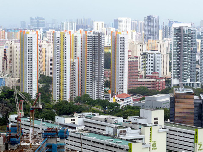 Singapore cũng là nơi có chi phí sinh hoạt đắt đỏ đắt nhất hành tinh, cùng với Paris và Hồng Kông theo khảo sát của Economist Intelligence Unit. Khảo sát này tiến hành so sánh giá của hơn 150 mặt hàng, như bánh mỳ, rượu, xì gà, gas, tại 133 thành phố trên toàn cầu.