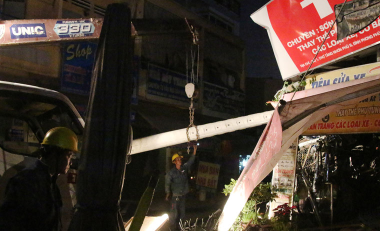 Tuy nhiên theo lãnh đạo Công ty Điện lực Thủ Thiêm thì đến hơn 20h cùng ngày vẫn còn khoảng hơn 100 khách hàng bị ảnh hưởng mất điện. 