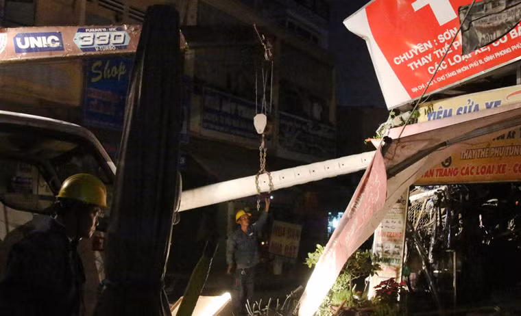 Tuy nhiên theo lãnh đạo Công ty Điện lực Thủ Thiêm thì đến hơn 20h cùng ngày vẫn còn khoảng hơn 100 khách hàng bị ảnh hưởng mất điện. 