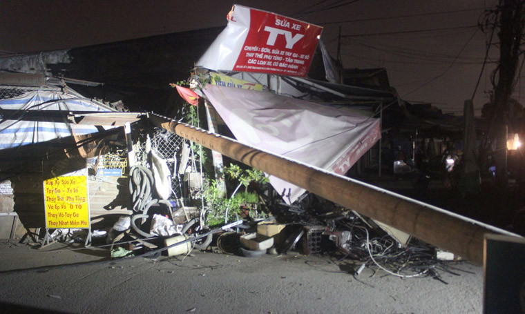 Sự cố đã khiến hàng trăm hộ dân là khách hàng của Điện lực Thủ Thiêm bị mất điện. Sau đó, nhân viên Điện lực đã có mặt để xử lý sự cố...