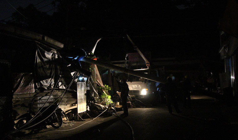 Theo lãnh đạo Công ty Điện lực Thủ Thiêm, đến 21h tối nay 11/4, khoảng hơn 100 hộ dân trên địa bàn 2 phường Tăng Nhơn Phú B và Tăng Nhơn Phú A vẫn đang bị mất điện vì sự cố trụ điện trung thế trên đường Dương Đình Hội bị gãy ngã vào chiều cùng ngày.