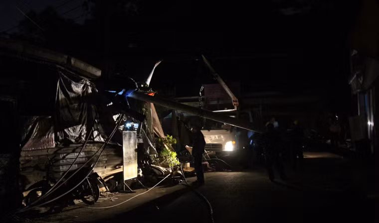 Theo lãnh đạo Công ty Điện lực Thủ Thiêm, đến 21h tối nay 11/4, khoảng hơn 100 hộ dân trên địa bàn 2 phường Tăng Nhơn Phú B và Tăng Nhơn Phú A vẫn đang bị mất điện vì sự cố trụ điện trung thế trên đường Dương Đình Hội bị gãy ngã vào chiều cùng ngày.