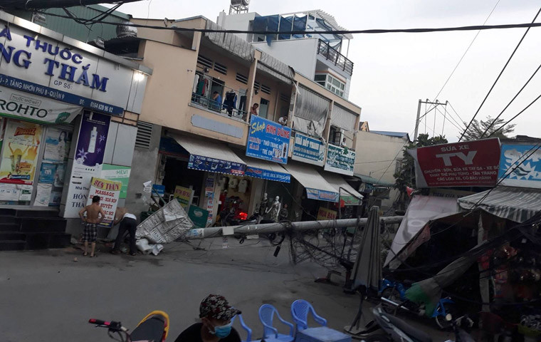 "Ban đầu, nhiều người nhìn thấy trụ điện trung thế này bị nghiêng có nguy cơ ngã nên hô hoán nhau tháo chạy, ít phút sau cột điện này đã đổ ầm xuống đè bẹp cửa hàng sửa xe máy ngay tại chợ Tăng Nhơn Phú B. Cùng lúc cả khu vực bị mất điện hoàn toàn", một số người dân kể lại.