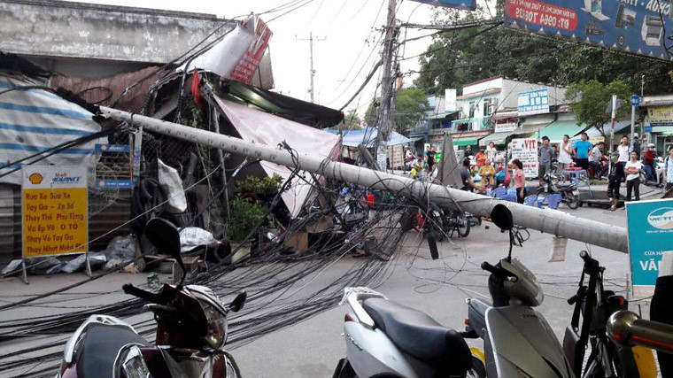 Trước đó, khoảng gần 18h cùng ngày, trụ điện trung thế nằm ngay góc đường Dương Đình Hội và hẻm số 261 (cạnh chợ Tăng Nhơn Phú B), thuộc phường Tăng Nhơn Phú B, quận 9 bất ngờ gãy ngang dù thời điểm này khu vực nói trên không có dông gió.