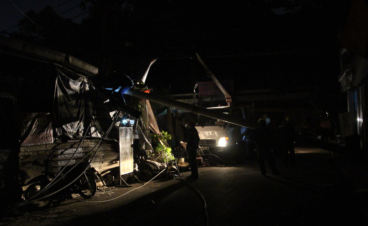 Lãnh đạo Công ty Điện lực Thủ Thiêm cho biết vẫn chưa rõ vì sau trụ điện bị đổ và nguyên nhân đang được ngành điện lực phối hợp với công an, chính quyền địa phương làm rõ. 