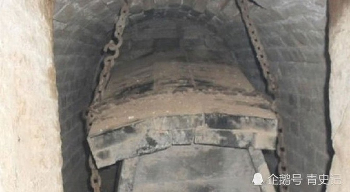 Khi tiến vào gian chính giữa của lăng mộ, các chuyên gia "hồn xiêu phách lạc" khi thấy một cỗ quan tài "bay" lơ lửng trên không. Sau khi trấn tĩnh lại, họ kiểm tra tỉ mỉ cỗ quan tài. Theo đó, nhóm chuyên gia phát hiện cỗ quan tài dài 2,8m "bay" lơ lửng trên không là nhờ được gắn vào 4 sợi dây xích sắt nối vào 4 góc tường. Mỗi sợi dây sắt có chiều dài lên tới 70m.