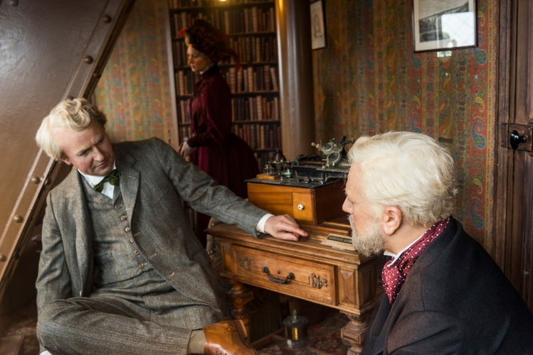 Chủ nhân của căn phòng bí mật trên đỉnh tháp Eiffel là kiến trúc sư Gustave Eiffel. Ông đã xây một căn phòng đầy đủ tiện nghi như ghế sofa, nhà bếp, nhà tắm, 2 phòng ngủ... và nơi ngắm nhìn thành phố Paris tuyệt đẹp dành riêng cho kiến trúc sư này.