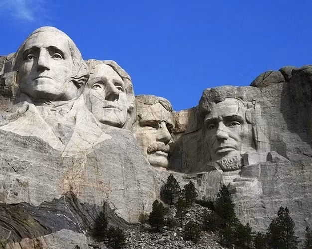 1. Căn phòng bí mật đằng sau núi Rushmore: Đây là đài tưởng niệm do kiến trúc sư người Mỹ gốc Đan Mạch Gutzon Borglum tạo ra, cũng là một trong những biểu tượng nổi tiếng thế giới.