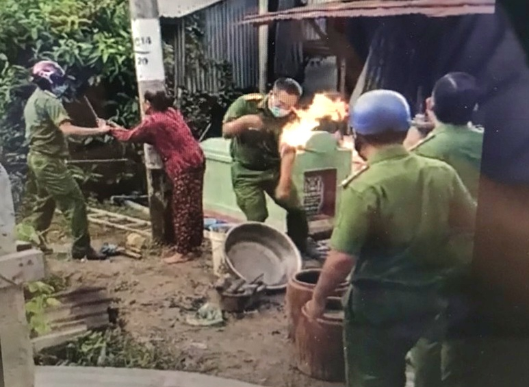 Tam giu hai doi tuong dung xang phong hoa tan cong luc luong Cong an-Hinh-2