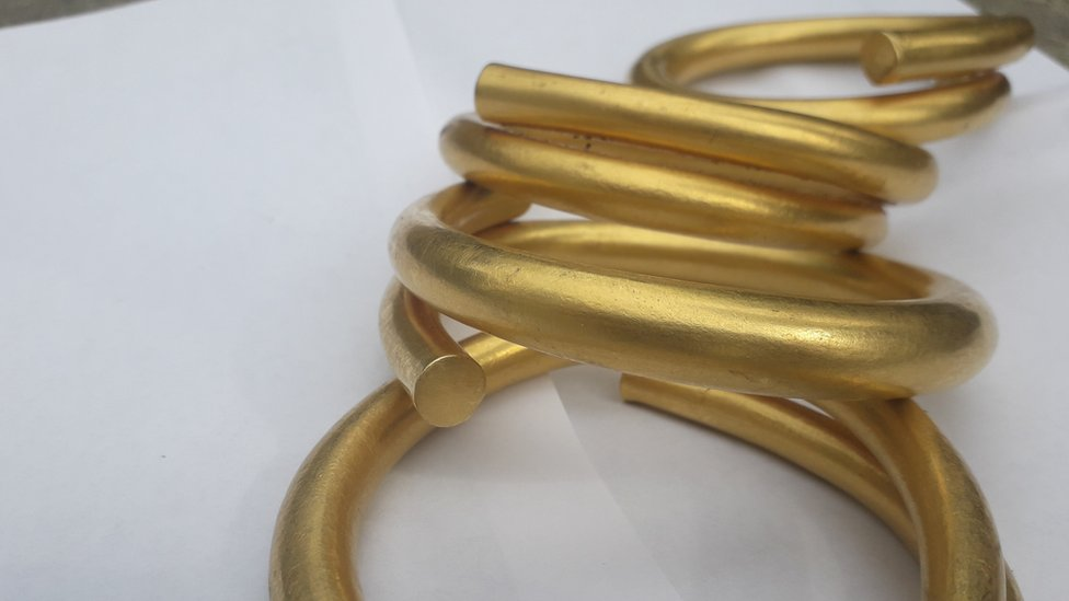 Kết quả kiểm định ban đầu cho thấy, những chiếc vòng này có thể xuất hiện từ thời kỳ đồ đồng (khoảng từ 2.500-800 năm TCN), và có thể còn cổ hơn. Chúng có thể được sử dụng như trang sức, trong các nghi lễ hoặc thậm chí dùng như tiền tệ.