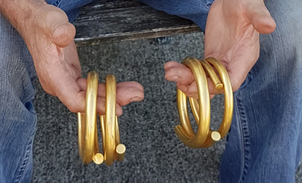 Sau khi được kiểm định, các chuyên gia phát hiện ngoài vàng, những chiếc vòng còn chứa một lượng nhỏ bạc và đồng, tương tự như những cổ vật bằng vàng từ thời kỳ cuối đồ đồng đã được khai quật ở Ireland.