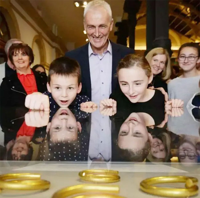 Ban đầu, những chiếc vòng vàng bị che phủ bởi lớp đất. Norman Witherow đã đem chúng về nhà để làm sạch. Tổng trọng lượng của bốn chiếc vòng là 4kg. Sau đó, ông mang chúng đến một người bạn chuyên kinh doanh đồ trang sức. Người bạn này nhận ra giá trị độc đáo của những chiếc vòng và khuyên Norman báo cáo cho chính quyền địa phương. Kết quả, bảo tàng địa phương đã gửi nhân viên đến để kiểm định.