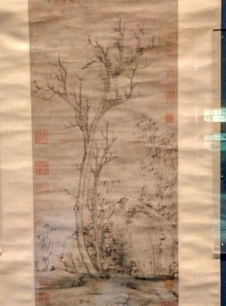 Chủ nhà đã mang bức tranh tới khu chợ chuyên mua bán di vật văn hóa nhưng không ai dám trả giá cao vì không kiểm chứng được bức tranh.