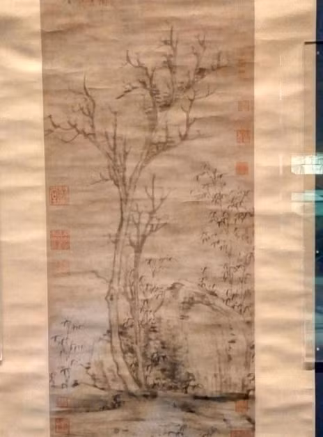 Chủ nhà đã mang bức tranh tới khu chợ chuyên mua bán di vật văn hóa nhưng không ai dám trả giá cao vì không kiểm chứng được bức tranh.