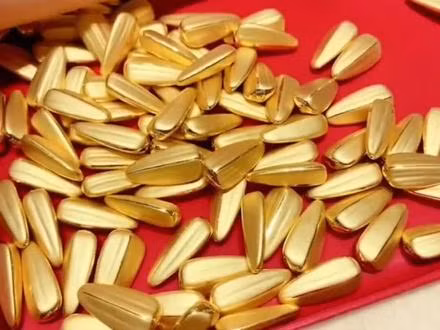 Tuy nhiên, giá trị thực sự của "kim qua tử" không chỉ nằm trong giá trị vật chất, mà còn nằm trong ý nghĩa tượng trưng về ân sủng của Hoàng đế. Đây là một cách Hoàng đế thể hiện tình cảm và sự sủng ái đối với phi tần, và cũng là điểm hấp dẫn chính khiến các phi tần vui mừng và phấn khích khi nhận được "kim qua tử".