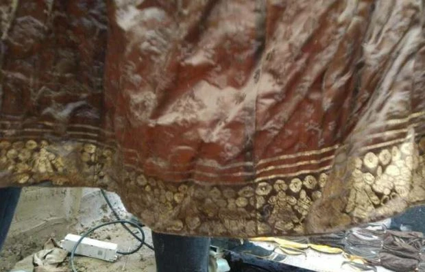 Tuy nhiên, việc đào mộ không tuân thủ các quy định và không báo cáo trước đã dẫn đến tình trạng vi phạm di tích văn hóa. Một chiếc máy xúc đã phá hủy phần lớn ngôi mộ. Khu vực xung quanh là khu dân cư, khi tin đồn về việc đào mộ lan ra, mọi người đã đổ về xem.