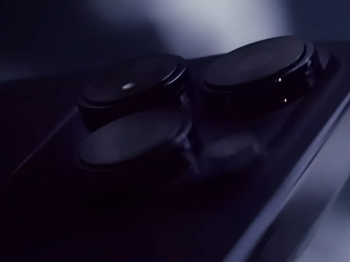 Về thiết kế, iPhone 15 Ultra và iPhone 15 Pro Max sẽ có nhiều điểm tương đồng. Cả hai phiên bản đều sử dụng khung titan, nút hành động thay vì công tắc tắt tiếng, và chip A17 Bionic sản xuất trên tiến trình 3nm.